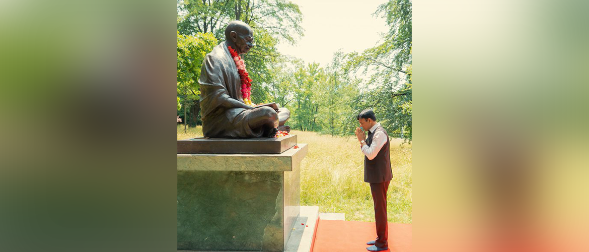  Dr. Mansukh Mandaviya, Minister of Labour & Employment; Youth Affairs & Sports, GoI, offered floral tributes to Mahatma Gandhi at Ariana Park, Geneva
